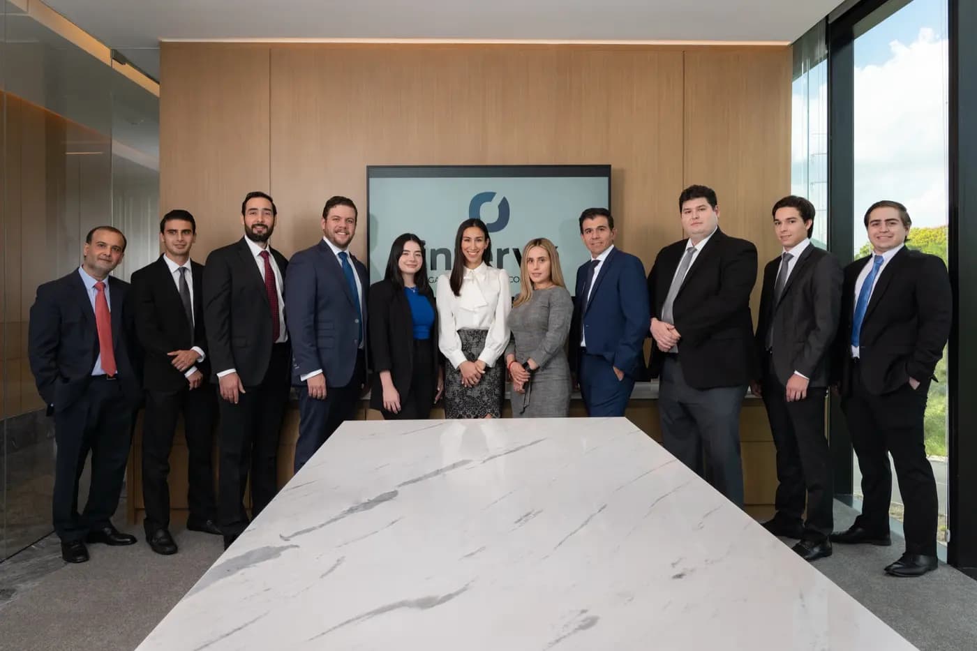 Equipo de intervø en su oficina de Monterrey